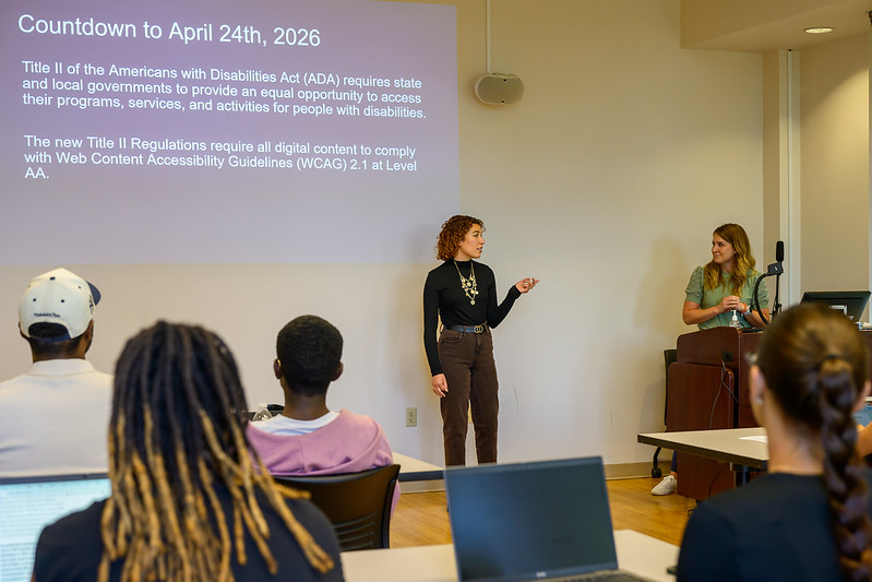 Kelly O' Grady and 艾米·贝克 present a training to CCPD Student Leaders.