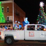 杰伊·考文医生和家人,还有皇冠体育·考格尔。 Truck-waving-0085-csm