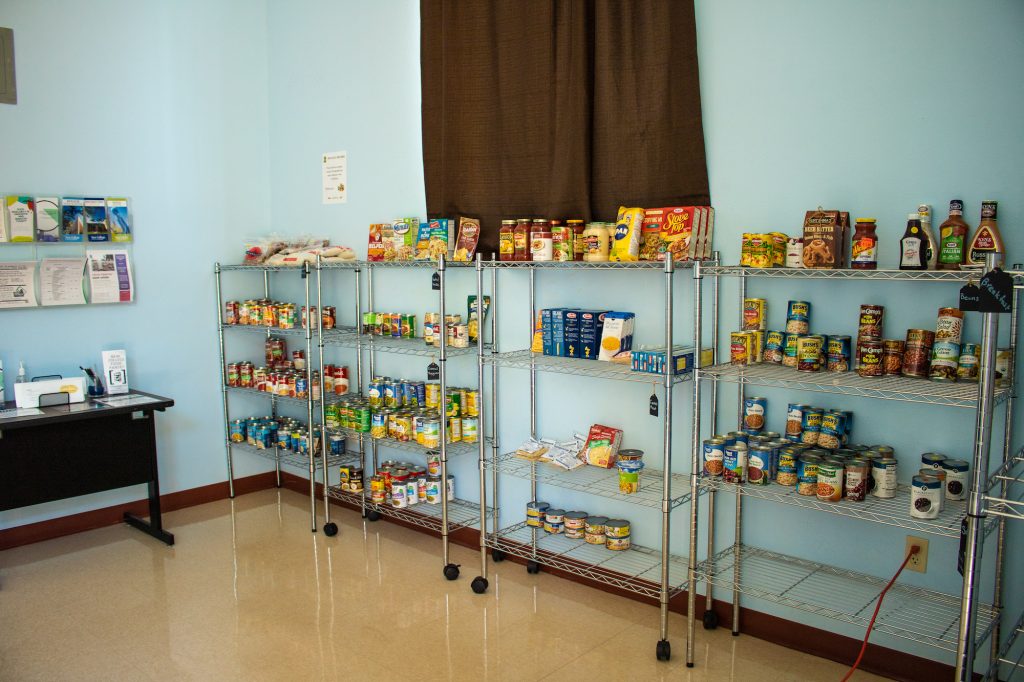 Picture of food on shelves in the 食品分发处